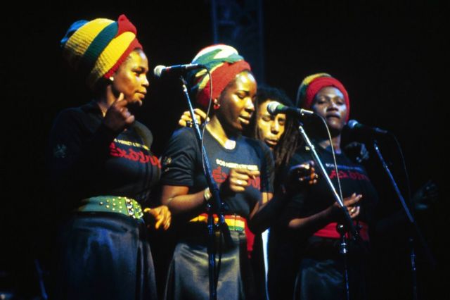 Bob Marley et les I-Threes se produisent ensemble au Rainbow Theatre de Londres en 1977.
