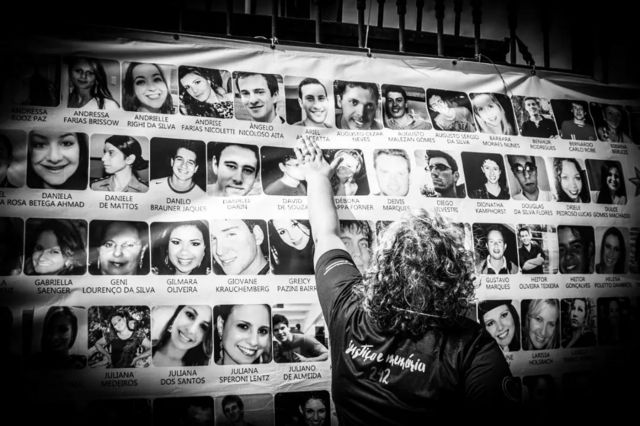Mural de fotos das vítimas da tragédia