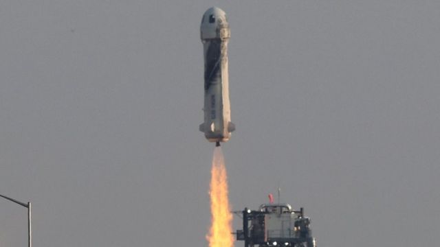 جف بزوس همراه با سه خدمه سوار بر موشک نیو شپرد در اولین پرواز زیرمداری بدون خلبان از سایت پرتاب ۱ بلو اوریجین در نزدیکی وان هورن، تگزاس، ایالات متحده که در ۲۰ ژوئیه ۲۰۲۱ به فضا پرتاب شد
