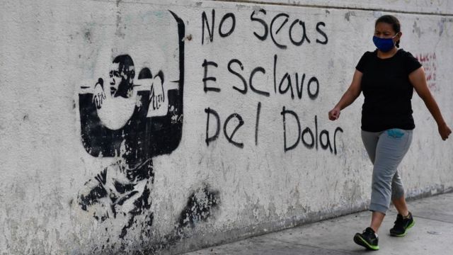 Grafite em muro em que se lê: 'Não seja escravo do dólar'