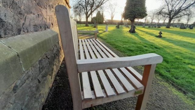马克的工作包括跟死者家属讨论如何纪念死者，许多人选择用种树或公园长椅的方式纪念亲人。(photo:BBC)