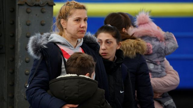 乌克兰利沃夫火车站一位女子拥抱着儿子（22/3/2022）