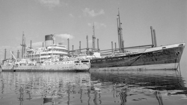 Barcos abandonados no canal de Suez