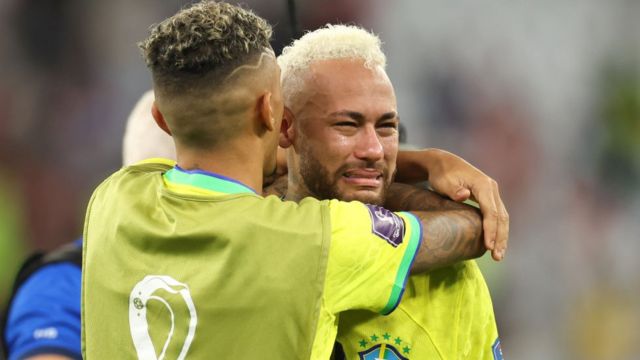 Neymar é consolado após Brasil perder nas quartas-de-final