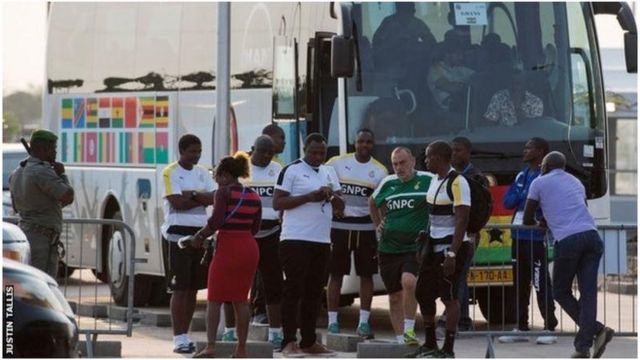 Des footballeurs ghanéens autour de leur entraîneur Avram Grant, en maillot vert.