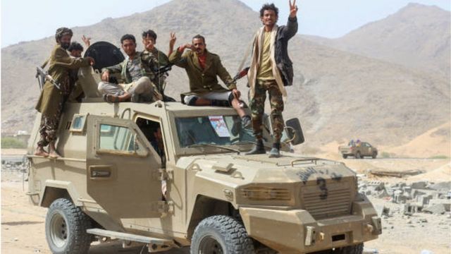 قوات يمنية مدعومة من الإمارات تقاتل الحوثيين في منطقة بيهان بمحافظة شبوة.