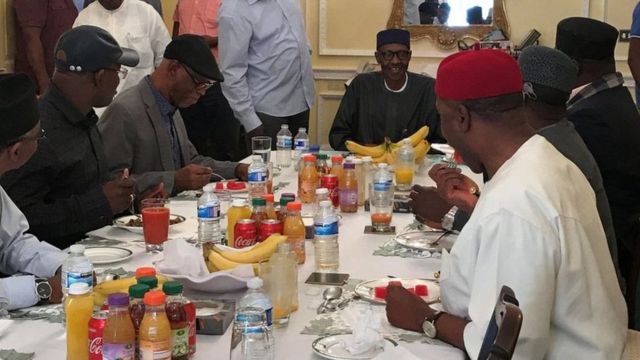 Le président nigérian Muhammadu Buhari (centre) déjeune à Abuja House à Londres