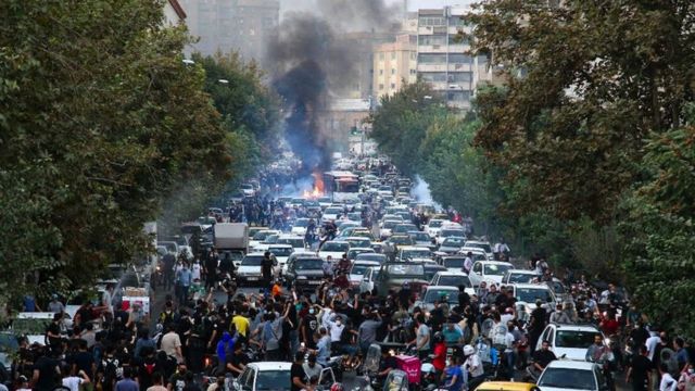 Los manifestantes bloquean las calles de Tehran