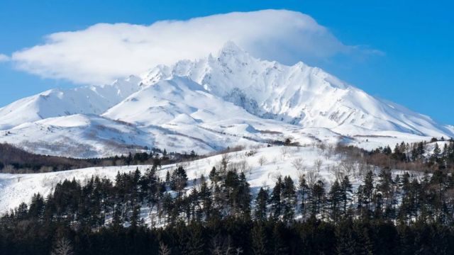 利尻山の南部はギザギザの尾根があり、氷に覆われた場所が多いため、高原探検のトレーニングセンターとしても利用されています。