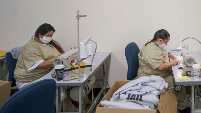 2020年4月美国的监狱囚犯缝制防新冠病毒的口罩(photo:BBC)
