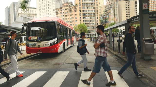 Passageiros em área de embarque de terminal de ônibus no centro de São Paulo