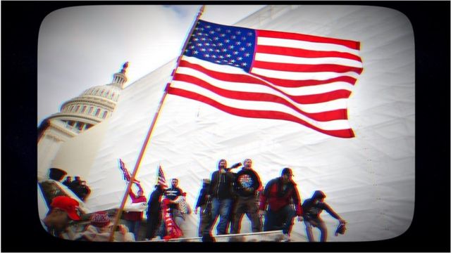 暴徒举着美国国旗冲进美国国会大厦