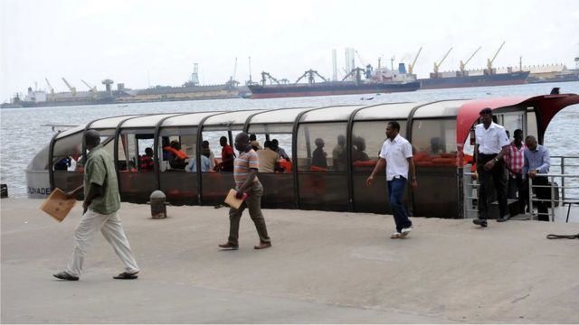L'utilisation du ferry à Lagos est une alternative aux routes réputées encombrées de la ville, et cela pourrait également être une façon plus verte de se déplacer
