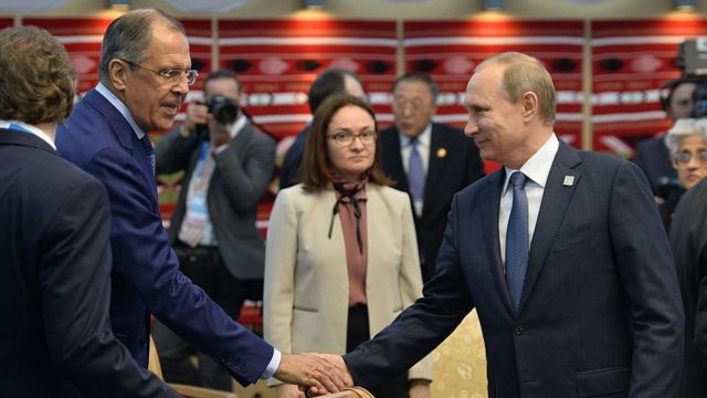 Elvira Nabiullina junto a Vladimir Putin y otros funcionarios de gobierno.