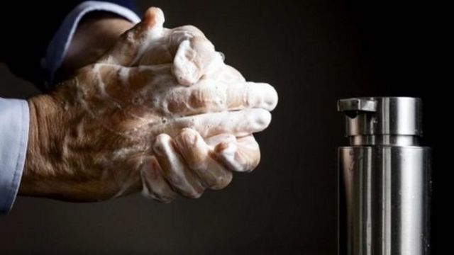 肺炎疫情下“不准摸脸”：英国防疫宣传新举措背后的逻辑- BBC News 中文