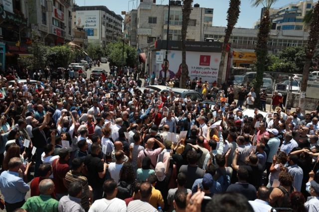 تجمع المئات من الفلسطينيين في رام الله بالضفة الغربية احتجاجاً على مقتل نزار نبات. 24/يونيو/حزيران/2021