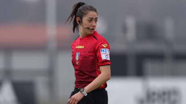 İtalya'da futbol liginin zirvesi Serie A'da gelecek sezon ilk kez bir kadın hakem görev yapacak. 32 yaşındaki hakem Maria Sole Ferrieri Caputi, küçükken ailesinin futbolcu olmasına izin vermediğini, bu yüzden hakemlik yolunu seçtiğini söyledi.
