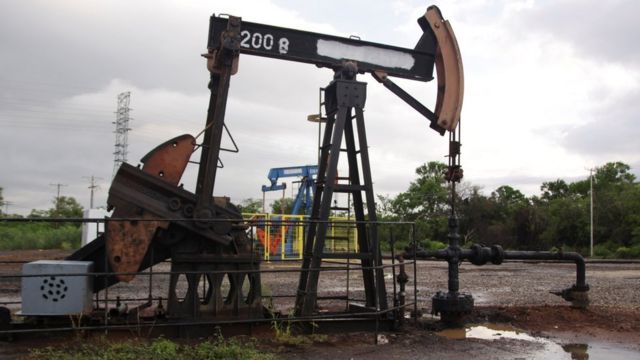 Extractora de petroleo en Lagunillas, Venezuela.