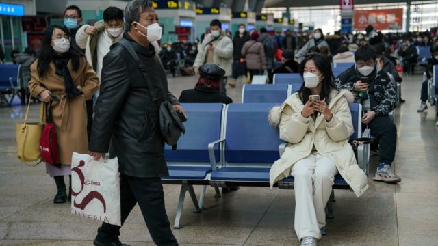 北京火車南站內的候車旅客都戴上了口罩（31/12/2022）