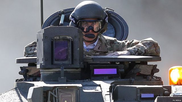 Бывший министр обороны Гэвин Уильямсон в танке "Челленджер 2"