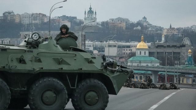 ウクライナ侵攻、ロシア軍が首都キーウに侵入 近郊の飛行場を掌握か - BBCニュース