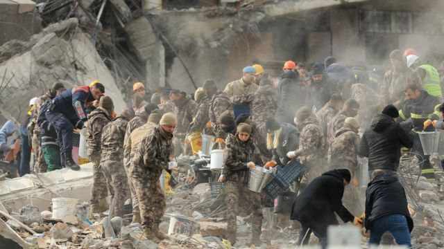 Equipos de rescate trabajan en Turquía después de un potente terremoto que dejó más de 1.000 muertos.