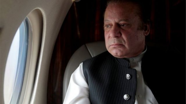 Ra'isulwasaaraha Pakistan Nawaz Sharif ayaa daaqada diyaaradiisa eegaya kadib markii uu furey waddo isku xirta magaalooyinka Karachi and Hyderabad, Pakistan bishii Feberaayo 3, 2017.