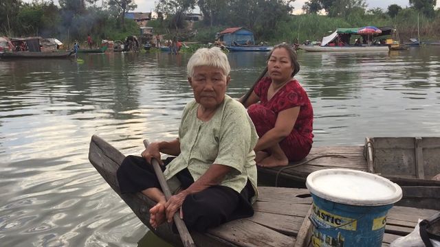 Các hộ dân gốc Việt trên sông Tonle Sap nói với BBC rằng không biết phải sống ra sao khi bị đưa lên bờ