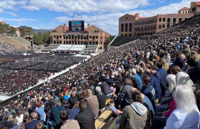 Lễ tốt nghiệp tại Đại học Colorado, Boulder hôm 4/5/2022