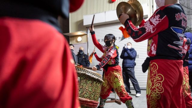 农历新年期间，一些表演者在日本横滨街头参加庆祝活动。