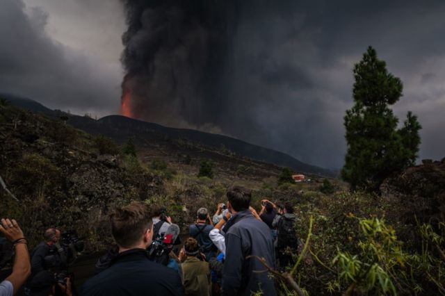 Ciudadanos en una ladera observan la erupción del volcán Cumbre Vieja