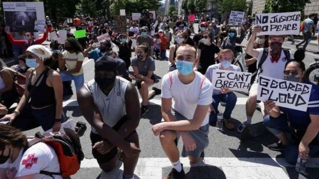 Waandamanaji wakipiga magoti kusali katika viwanja vya Lafayette karibu na Ikulu ya Marekani mjini Washington DC