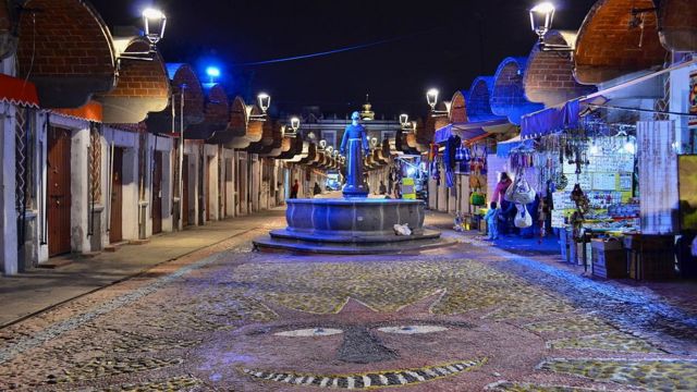 Vista nocturna del mercado de artesanías El Parián en Puebla