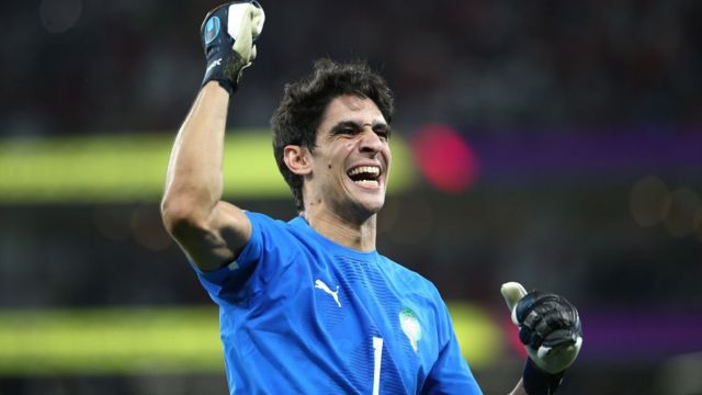 Yassine Bounou celebra la victoria de Marruecos tras el partido entre Marruecos y Portugal