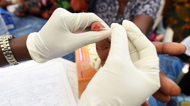 Les moustiques infectés par l'une des quatre espèces différentes du parasite Plasmodium propagent la maladie.