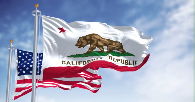 A bandeira da Califórnia tremulando ao lado da americana
