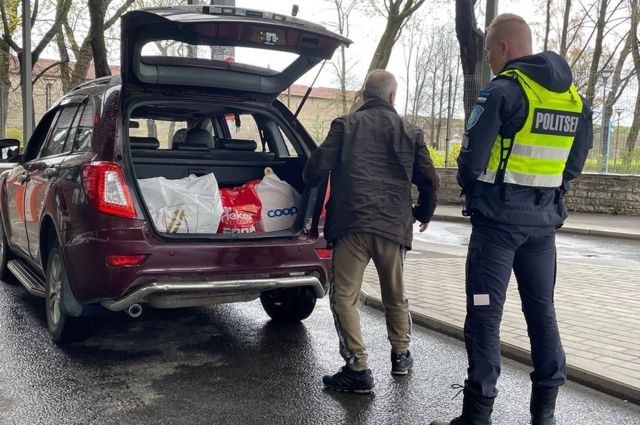 Policías estonios en Narva inspeccionan un vehículo que llega de Rusia