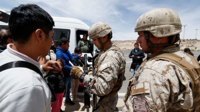 La crisis migratoria lleva al gobierno de Boric a militarizar la frontera norte de Chile - BBC News Mundo