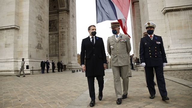 French President Emmanuel Macron (L) speaks with French Armies Chief of Staff General François Lecointre