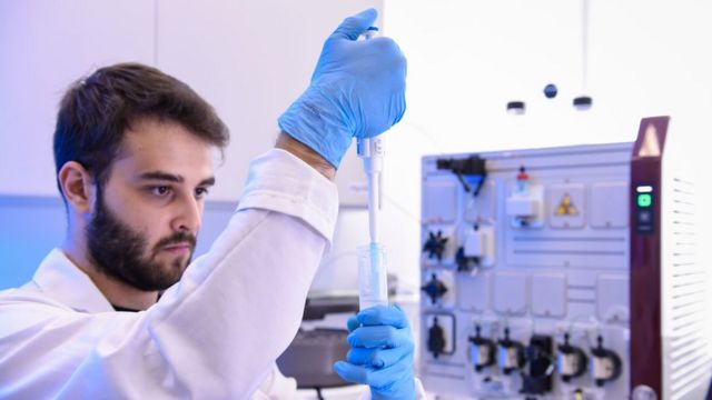 Seorang ilmuwan sedang melakukan penelitian dengan cermat di laboratorium dia meneliti suatu zat untuk mengetahui jenis zat tersebut bidang ipa yang sedang dipelajari oleh ilmuwan tersebut adalah