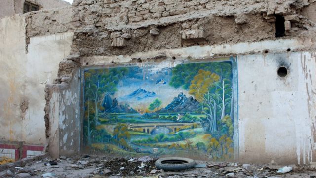 جدارية على حائط منزل مدمر في مدينة كشغر،في مقاطعة شينجيانغ الصينية عام 2012