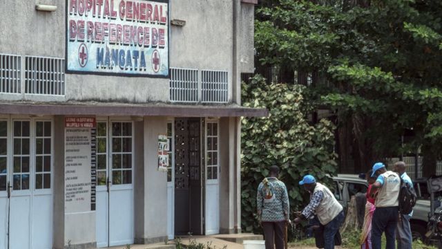 Pessoas lavam as mãos em frente a hospital na cidade de Mbandaka