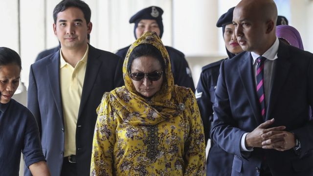 Istri mantan PM Malaysia Najib Razak, Rosmah Mansur meninggalkan pengadilan pada tanggal 25 Oktober.