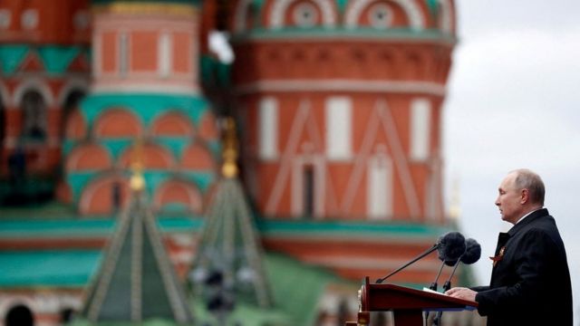 Putin no púlpito discursando na praça vermelha
