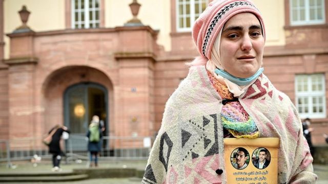 Mujeres protestan frente al tribunal donde se juzga a Anwar Raslan.