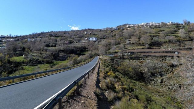 贝尔丘莱斯位于西班牙内华达山脉的山麓地带，只有一条路能够抵达（Credit: Olivier Guiberteau）(photo:BBC)