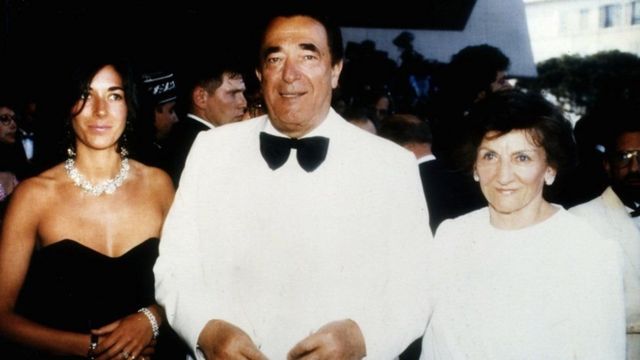 روبرت ماكسويل في حفل على يخته مع ابنته غيلين ماكسويل وزوجته بيتي في عام 1990