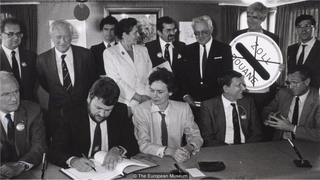 1985-ci ildə beş ölkənin təmsilçiləri Şengen müqaviləsini imzalayırlar