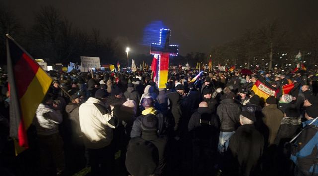 مظاهرات لحركة بيغيدا ترفع صليبا بألوان العلم الألماني في مدينة دريسدن في 5 يناير/كانون الثاني عام 2015