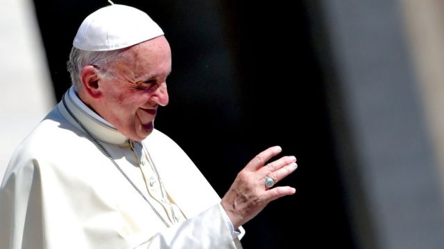 پاپ فرانسیس در مقایسه با رهبران پیشین کاتولیک‌های جهان در قبال اقلیت‌های جنسی از ادبیات ملایم‌تری استفاده می‌کند